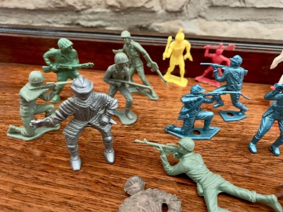 Lot Of 19 VTG. Plastic Toys Soldier Cow Horse Knight Plane Dog Dinosaur Indian - Picture 4 of 8